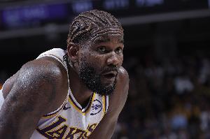 雷迪克：艾顿挡拆配合打得非常出色 在策应区的决策也相当精准