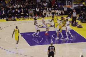 可惜了！杨瀚森两次在内线强起均未果！