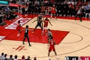 越打越顺！杜兰特变向过人后助攻底线空切的阿门扣篮取分