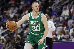 顶级射手！豪泽首节三分球6中5独得15分1篮板