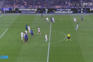 埃斯波西托禁区倒地，VAR介入后依旧没有判罚点球