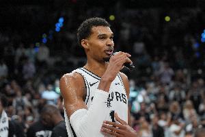 文班亚马谈开季5连胜创队史纪录：那一刻 我为身为马刺人而自豪