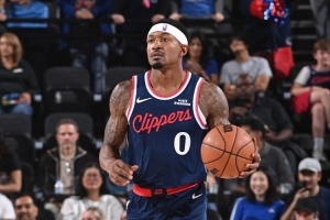 快船VS鹈鹕首发：比尔复出搭档哈登、小卡、琼斯、祖巴茨