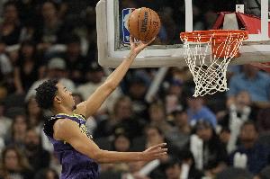 攻守全面！特雷-墨菲半场9中4得11分3板4助 轰进3记三分