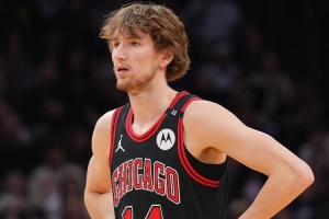 填满数据栏！布泽利斯全场11投4中 得到10分5板1助1断2帽