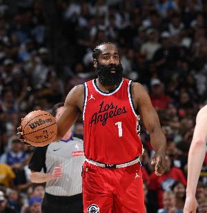 哈登在场快船净效率+2.3进攻效率123 下场净效率-19.7进攻效率97