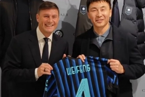 致敬传承，亦致敬热爱萨内蒂与李玮锋交换球衣