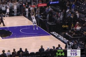 落后29分！国王最后0.8秒底线发球长传 克利福德狂追&压哨上篮