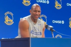 笑嘻嘻！霍福德：你肯定是希望库里复出的 他能够改变一切