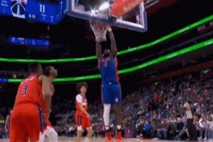 自己加难度？杜伦吃饼双手扣篮扣飞 但自投自抢单臂隔扣萨尔！