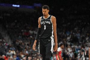 文班：我当然希望我们每场都能赢球 教练组会督促我们承担起责任