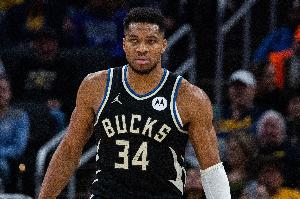 得多进攻啊！字母哥半场4中2&10罚5中 仅得到9分3板5助3帽