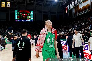 现场辽宁球迷看着韩德君背影落泪 这些老将象征了一代球迷的青春