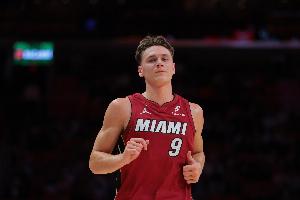 有点危险！拉松防守朗佐-鲍尔三分被认定垫脚 吹一级恶意犯规