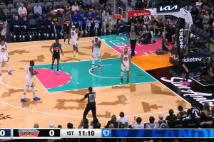 意有所指？美球迷：昨日比赛库里第1节、第2节、下半场换了3双鞋