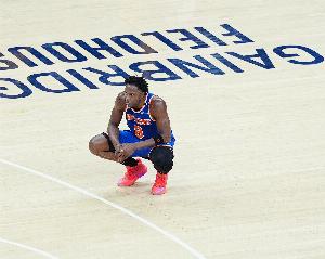 仅出战5分钟！尼克斯官方：阿努诺比左腿筋拉伤 本场不会回归