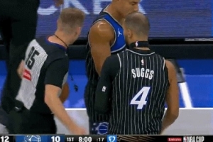 这是什么造型？萨格斯发带套在脖子上...显得有点滑稽...