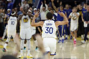 媒体人：库里和UA的矛盾看起来比想象中大 中国品牌加油追一把？