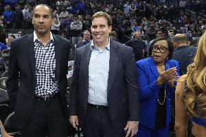 解说：老板是点头签字的 而哈里森是蒙了老板的罪魁祸首！