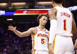 一飞冲天！老鹰末节轰47-27逆转 一度打出20-0的攻势