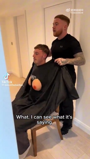 帕尔默的理发师捉弄他，给他披了一件带假胸的理发袍