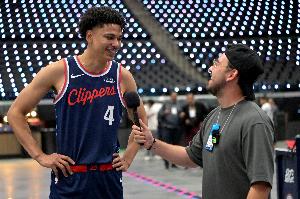 还有机会！哈登抢断助科比·桑德斯反击上篮造杀伤 追到差2分！