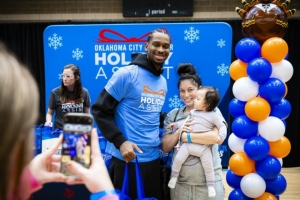 感恩节回馈！雷霆亚历山大&哈腾&杰林等人在俄城多处分发食物
