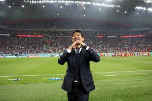 3-0击败玻利维亚后，日本队球员集体向执教100场的森保一送上祝福