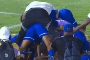 人口不到15万杀入世界杯！库拉索赛后全体激情庆祝，冲入场地狂欢