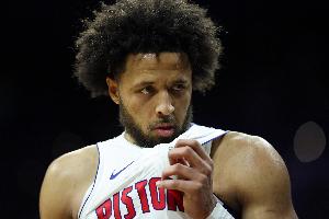 一飞冲天！活塞抢断反击 邓罗抛传助攻康宁汉姆空接暴扣