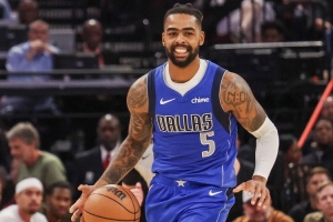 “点名表扬”！迈克·布朗暂停布置时战术说道：进攻端点名拉塞尔