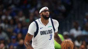 绝平被吹犯规！美媒调侃：联盟希望独行侠马上交易浓眉并摆烂