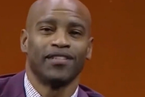 卡特名人堂演讲谈到曾经打橄榄球 麦迪绷不住笑了出来