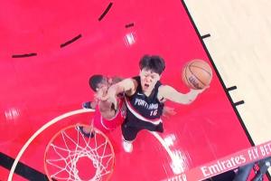 强吃！NBA官方转发杨瀚森进球：梦幻脚步左手终结 他在大显身手