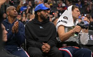 队记：小卡的脚踝伤势正在好转 已逐步加强训练以备战复出