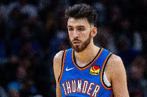 经典配合！切特掩护下顺 接阿杰伊·米切尔抛传空接暴扣！