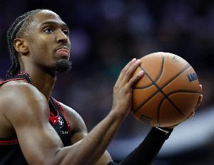 内外开花！马克西半场13中8爆砍23分 三分7中3