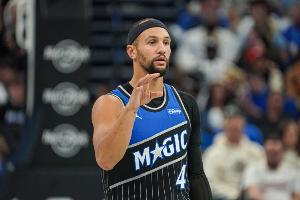 攻防一体！萨格斯26分钟15中8&5记三分 砍下23分7助攻2抢断2盖帽