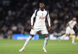 电讯报：科洛·穆阿尼佩戴定制面具训练，未知他是否能出战阿森纳