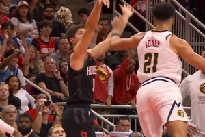 频频救主！谢泼德底角三分再中还造成犯规 打成3+1继续追分