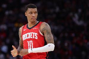 太低级！小贾巴里·史密斯关键时间踩线失误 火箭白白交出球权