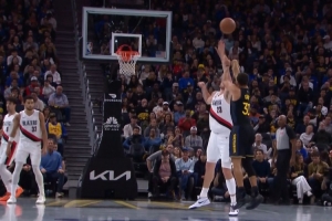 当瞄准镜用！库里连续面对克林根命中三分球