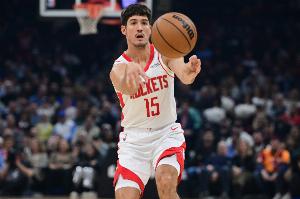 谢天谢地！谢泼德底角三分命中后直塞喂饼阿门 火箭全场首次领先