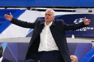 晋级16强！穆帅：对上半场球员态度非常不满，中场我就想换下九个