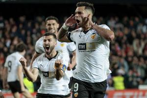 精彩！26岁前锋雨果·杜罗对莱万特倒钩破门，为瓦伦打进制胜球