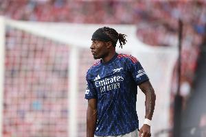 记者：马杜埃凯、马丁内利、厄德高、卡拉菲奥里赛前跟队散步