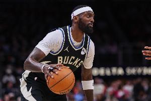 看着就痛！波蒂斯上篮被CC顶到下体 痛苦倒地