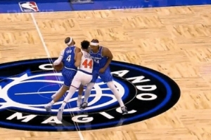 意料之外！沙梅特挤掩护撞到小卡特 自己胳膊受伤痛苦离场