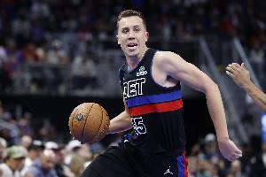 射手本色！邓罗迎着防守射进首节压哨三分球