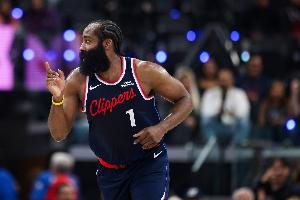 42分赛季新高！哈登迎着两个人扑防直接轰进3+1 对手一级恶意犯规